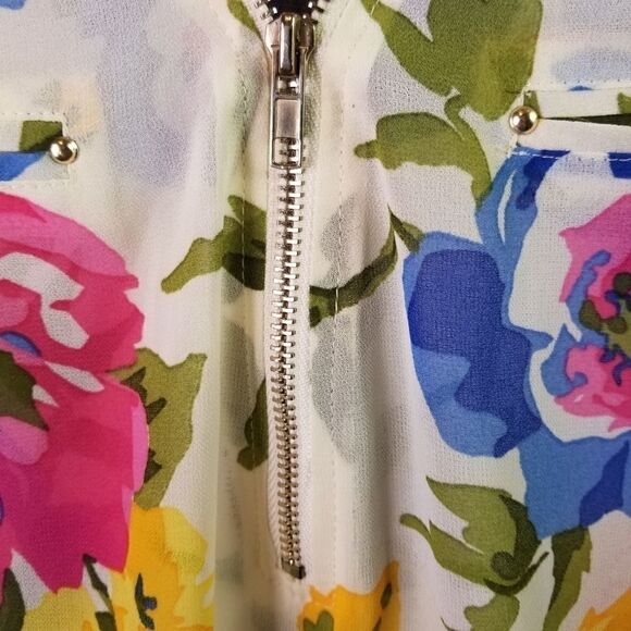 Lac bleu Floral Blouse. Size M. - Picture 3 of 10